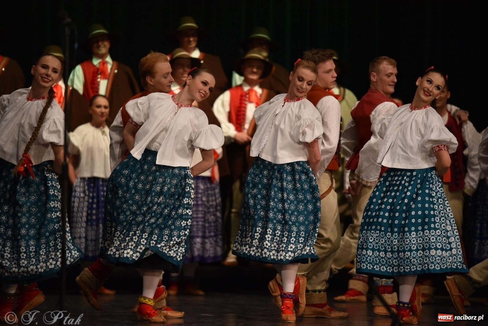 Zdjęcie w galerii na portalu naszraciborz.pl: ZPiT ŚLĄSK wrócił do Raciborza. Wyśmienity koncert na deskach RCK-u wiadomości z regionu