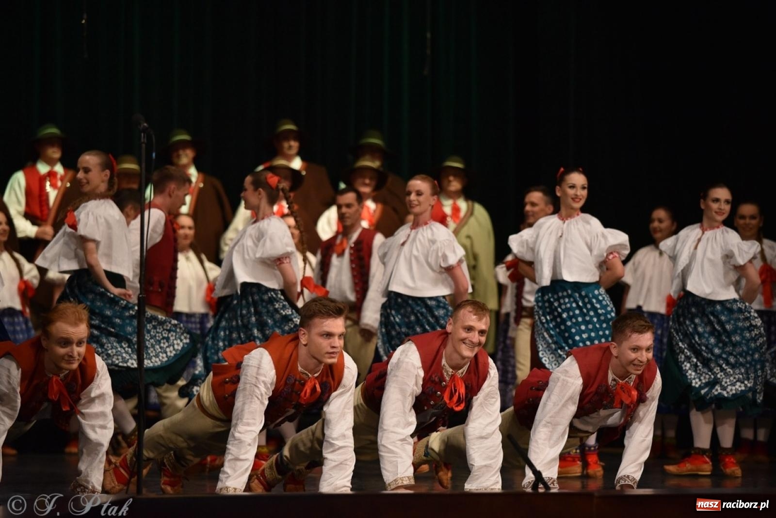 Zdjęcie w galerii na portalu naszraciborz.pl: ZPiT ŚLĄSK wrócił do Raciborza. Wyśmienity koncert na deskach RCK-u wiadomości z regionu