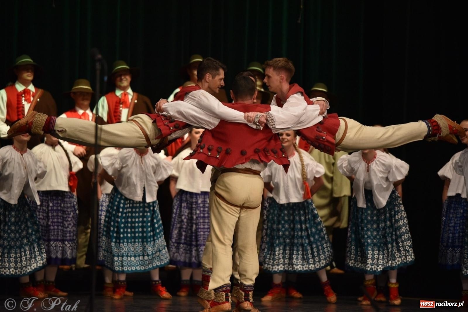 Zdjęcie w galerii na portalu naszraciborz.pl: ZPiT ŚLĄSK wrócił do Raciborza. Wyśmienity koncert na deskach RCK-u wiadomości z regionu