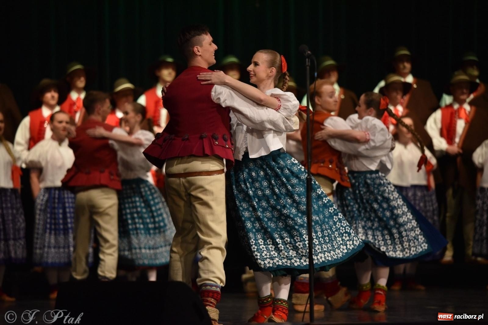 Zdjęcie w galerii na portalu naszraciborz.pl: ZPiT ŚLĄSK wrócił do Raciborza. Wyśmienity koncert na deskach RCK-u wiadomości z regionu