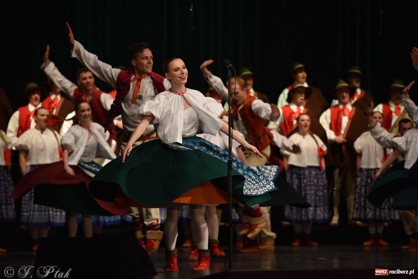 Zdjęcie w galerii na portalu naszraciborz.pl: ZPiT ŚLĄSK wrócił do Raciborza. Wyśmienity koncert na deskach RCK-u wiadomości z regionu