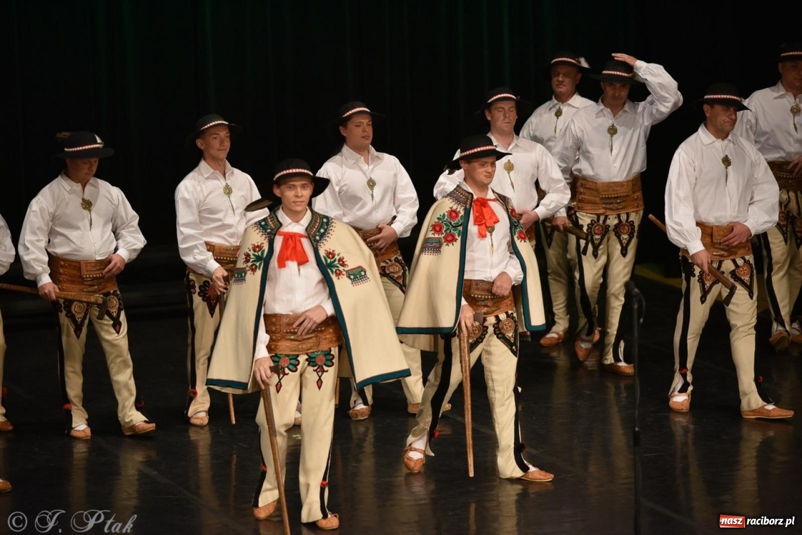 Zdjęcie w galerii na portalu naszraciborz.pl: ZPiT ŚLĄSK wrócił do Raciborza. Wyśmienity koncert na deskach RCK-u wiadomości z regionu