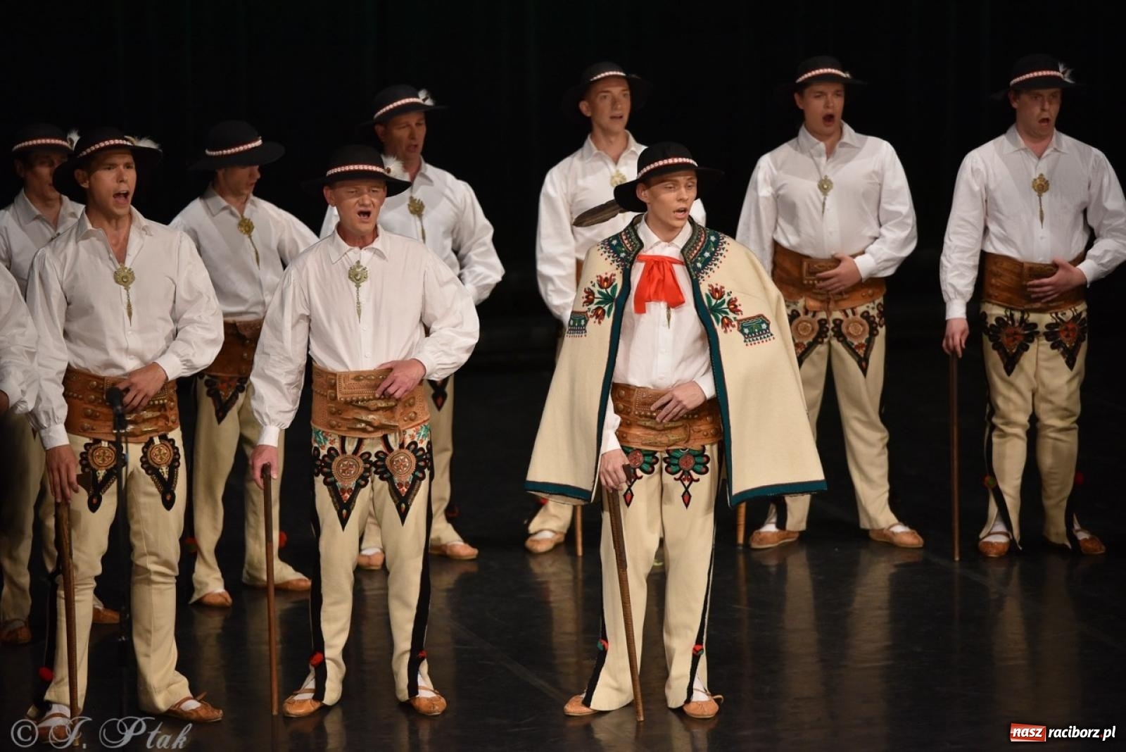 Zdjęcie w galerii na portalu naszraciborz.pl: ZPiT ŚLĄSK wrócił do Raciborza. Wyśmienity koncert na deskach RCK-u wiadomości z regionu