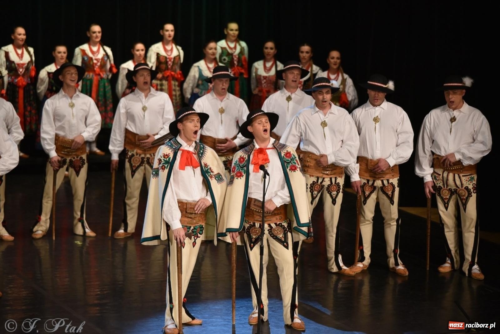 Zdjęcie w galerii na portalu naszraciborz.pl: ZPiT ŚLĄSK wrócił do Raciborza. Wyśmienity koncert na deskach RCK-u wiadomości z regionu