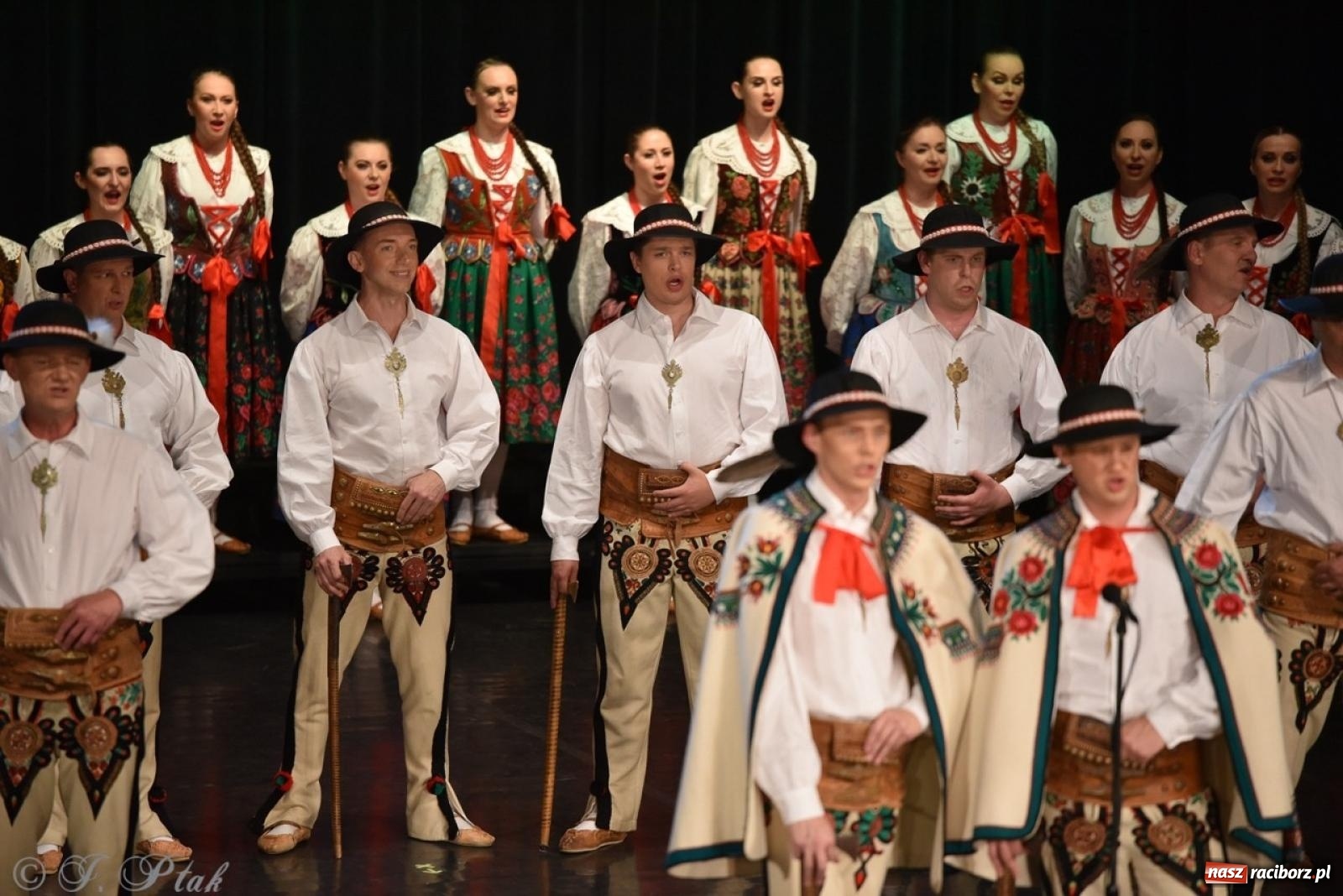 Zdjęcie w galerii na portalu naszraciborz.pl: ZPiT ŚLĄSK wrócił do Raciborza. Wyśmienity koncert na deskach RCK-u wiadomości z regionu