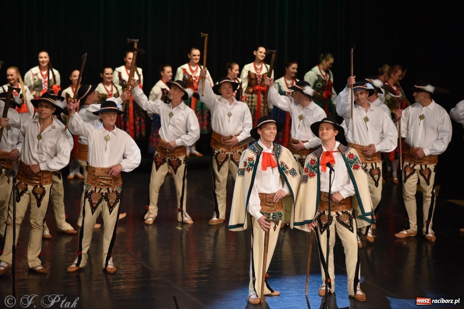 Zdjęcie w galerii na portalu naszraciborz.pl: ZPiT ŚLĄSK wrócił do Raciborza. Wyśmienity koncert na deskach RCK-u wiadomości z regionu