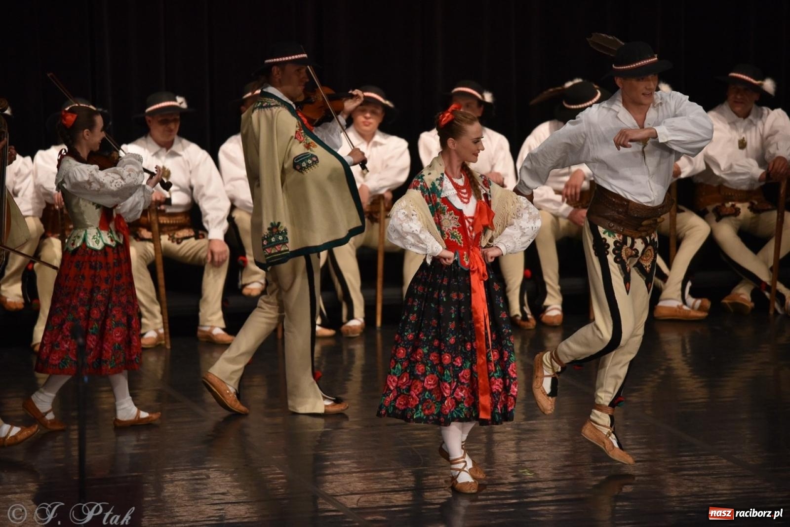 Zdjęcie w galerii na portalu naszraciborz.pl: ZPiT ŚLĄSK wrócił do Raciborza. Wyśmienity koncert na deskach RCK-u wiadomości z regionu