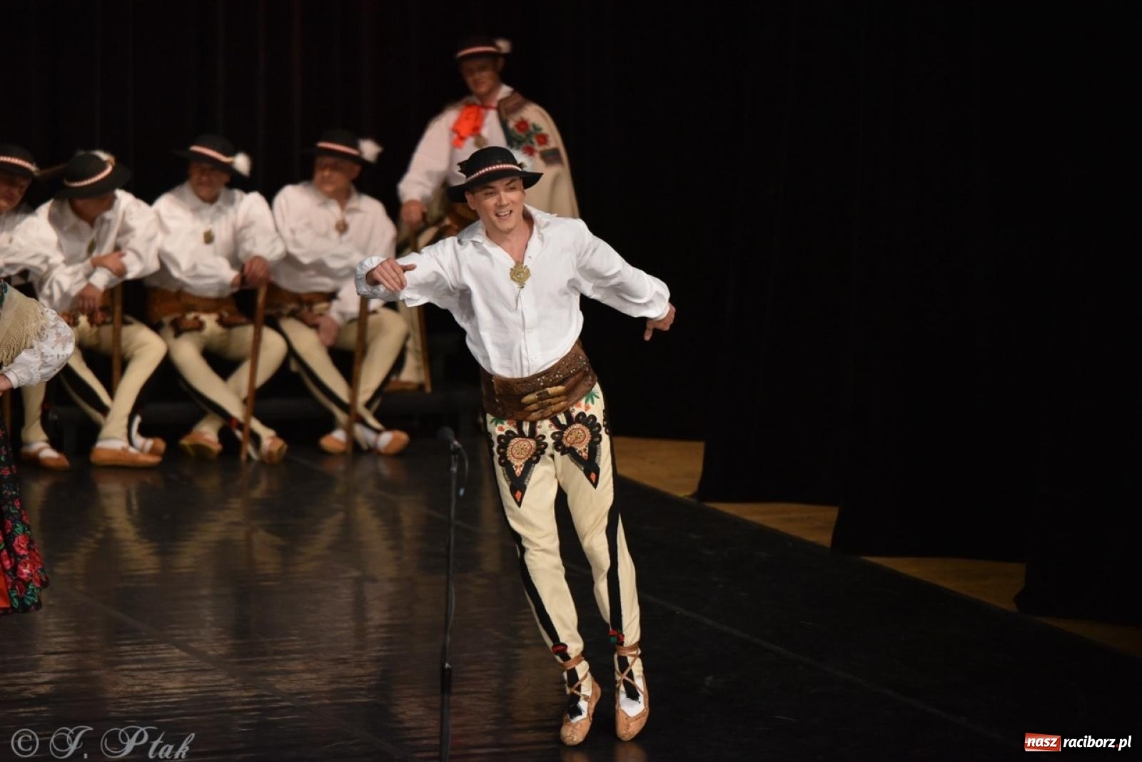 Zdjęcie w galerii na portalu naszraciborz.pl: ZPiT ŚLĄSK wrócił do Raciborza. Wyśmienity koncert na deskach RCK-u wiadomości z regionu