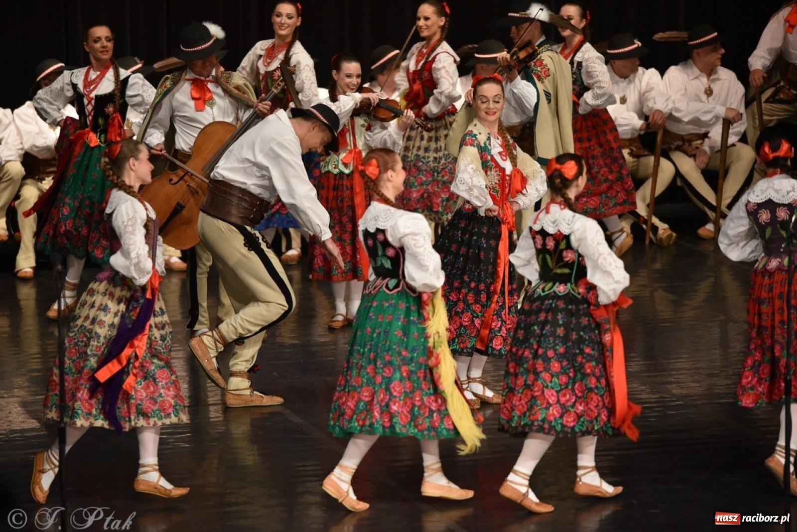 Zdjęcie w galerii na portalu naszraciborz.pl: ZPiT ŚLĄSK wrócił do Raciborza. Wyśmienity koncert na deskach RCK-u wiadomości z regionu