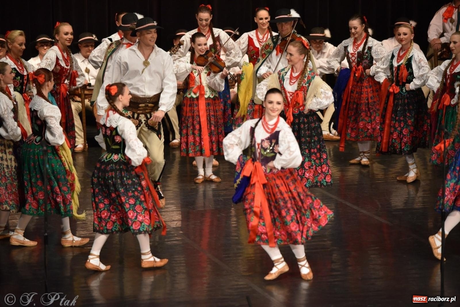 Zdjęcie w galerii na portalu naszraciborz.pl: ZPiT ŚLĄSK wrócił do Raciborza. Wyśmienity koncert na deskach RCK-u wiadomości z regionu