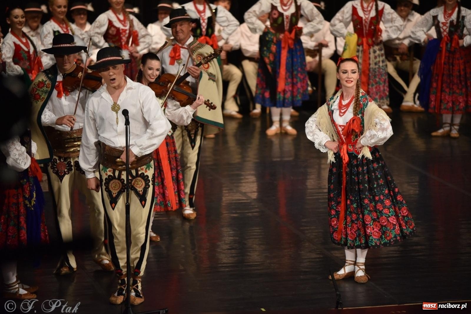 Zdjęcie w galerii na portalu naszraciborz.pl: ZPiT ŚLĄSK wrócił do Raciborza. Wyśmienity koncert na deskach RCK-u wiadomości z regionu