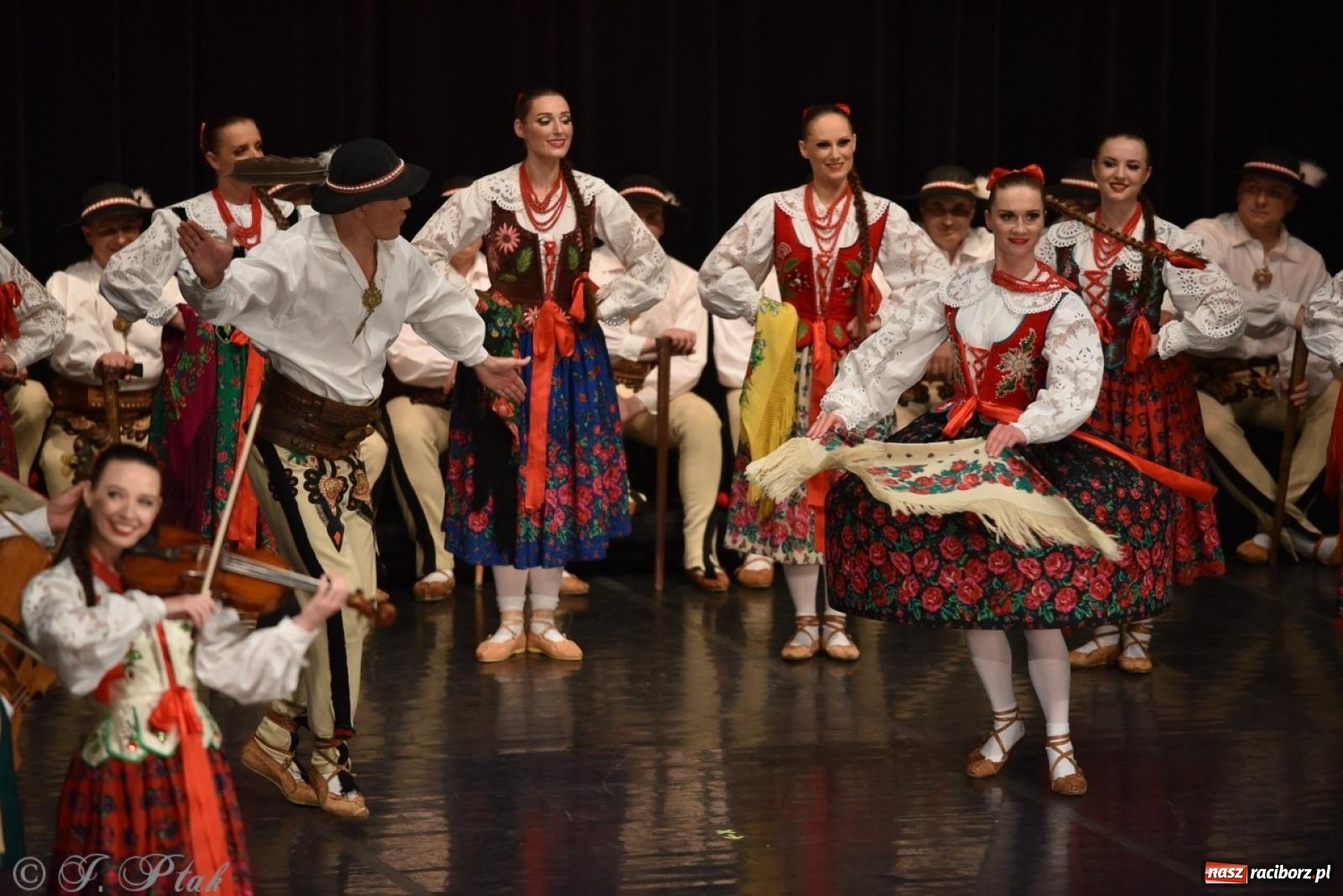 Zdjęcie w galerii na portalu naszraciborz.pl: ZPiT ŚLĄSK wrócił do Raciborza. Wyśmienity koncert na deskach RCK-u wiadomości z regionu