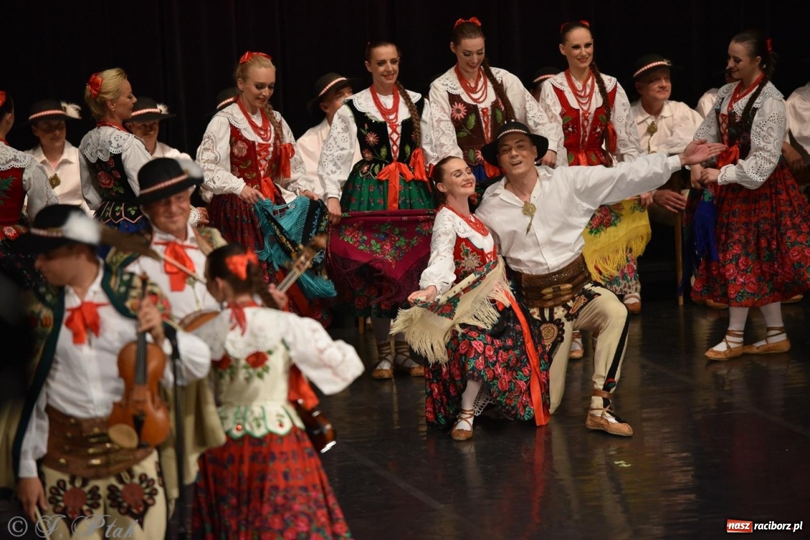 Zdjęcie w galerii na portalu naszraciborz.pl: ZPiT ŚLĄSK wrócił do Raciborza. Wyśmienity koncert na deskach RCK-u wiadomości z regionu