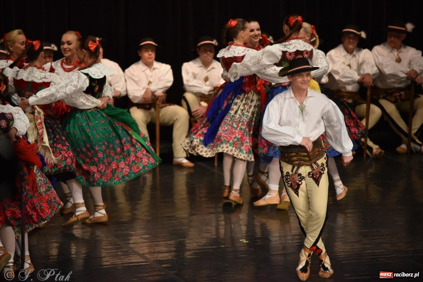 Zdjęcie w galerii na portalu naszraciborz.pl: ZPiT ŚLĄSK wrócił do Raciborza. Wyśmienity koncert na deskach RCK-u wiadomości z regionu