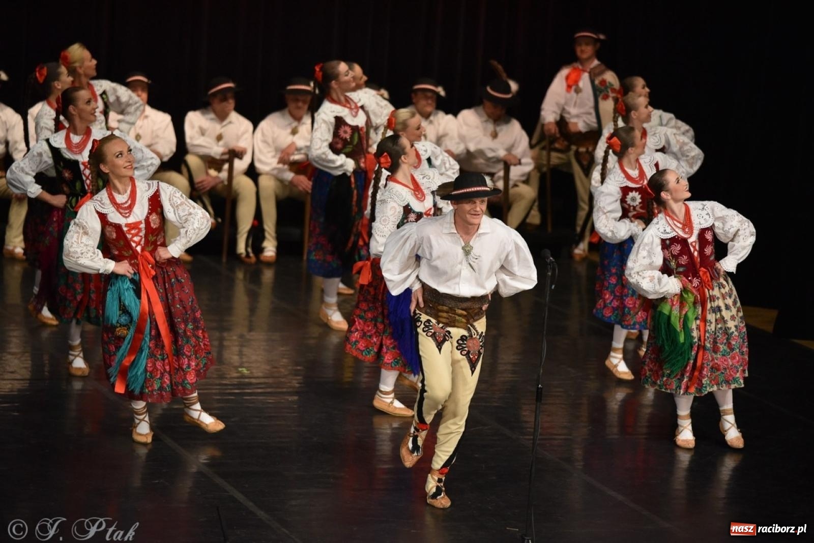Zdjęcie w galerii na portalu naszraciborz.pl: ZPiT ŚLĄSK wrócił do Raciborza. Wyśmienity koncert na deskach RCK-u wiadomości z regionu