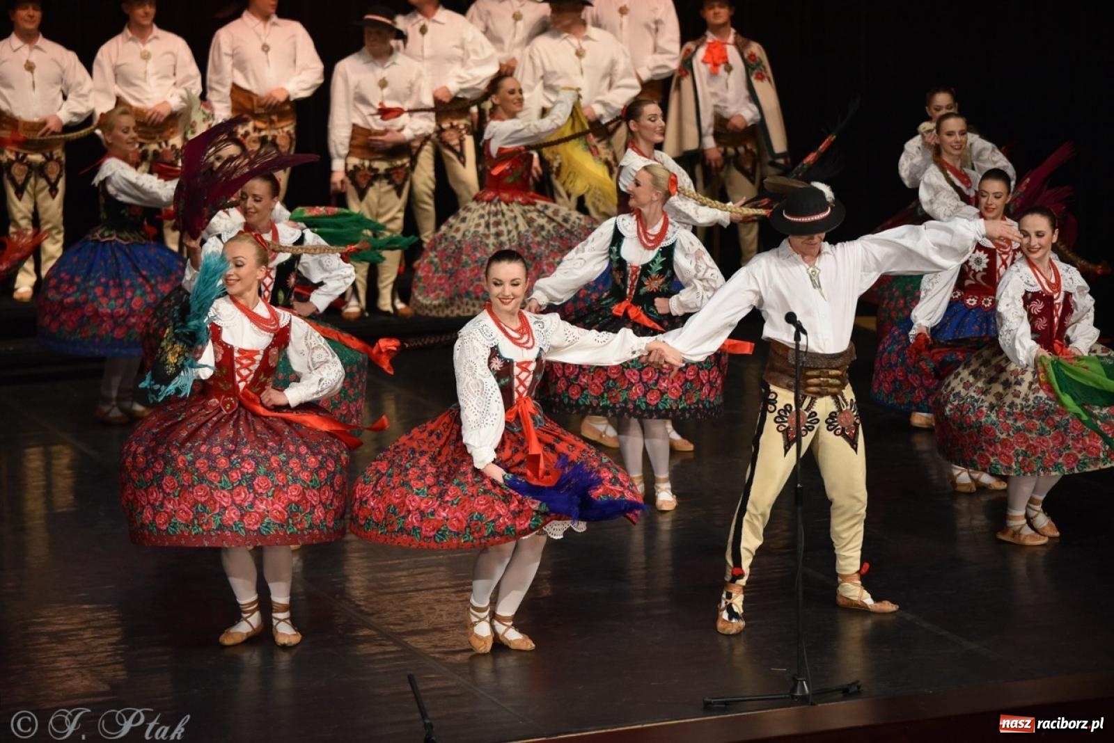 Zdjęcie w galerii na portalu naszraciborz.pl: ZPiT ŚLĄSK wrócił do Raciborza. Wyśmienity koncert na deskach RCK-u wiadomości z regionu