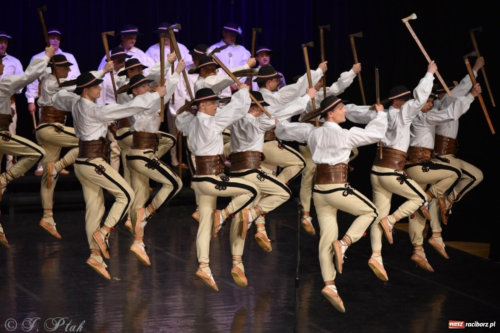 Zdjęcie w galerii na portalu naszraciborz.pl: ZPiT ŚLĄSK wrócił do Raciborza. Wyśmienity koncert na deskach RCK-u wiadomości z regionu