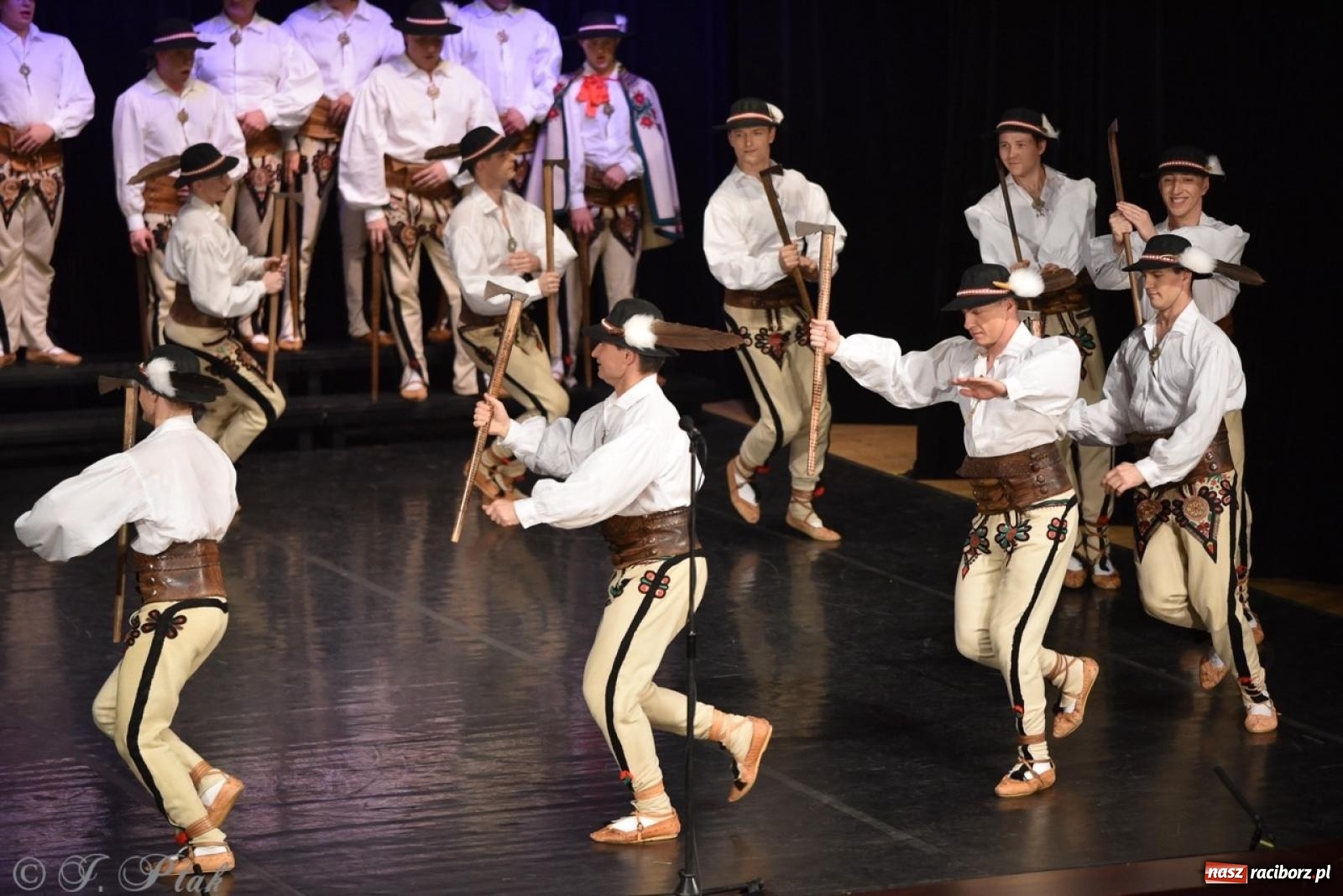 Zdjęcie w galerii na portalu naszraciborz.pl: ZPiT ŚLĄSK wrócił do Raciborza. Wyśmienity koncert na deskach RCK-u wiadomości z regionu