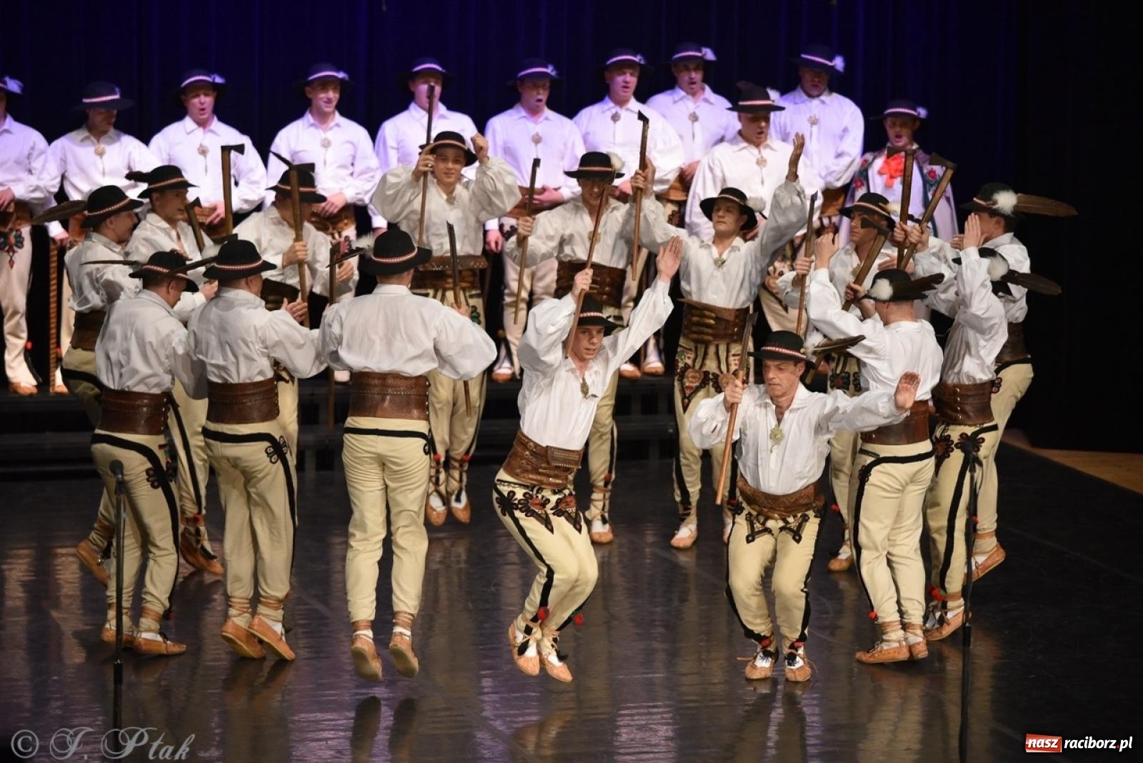 Zdjęcie w galerii na portalu naszraciborz.pl: ZPiT ŚLĄSK wrócił do Raciborza. Wyśmienity koncert na deskach RCK-u wiadomości z regionu