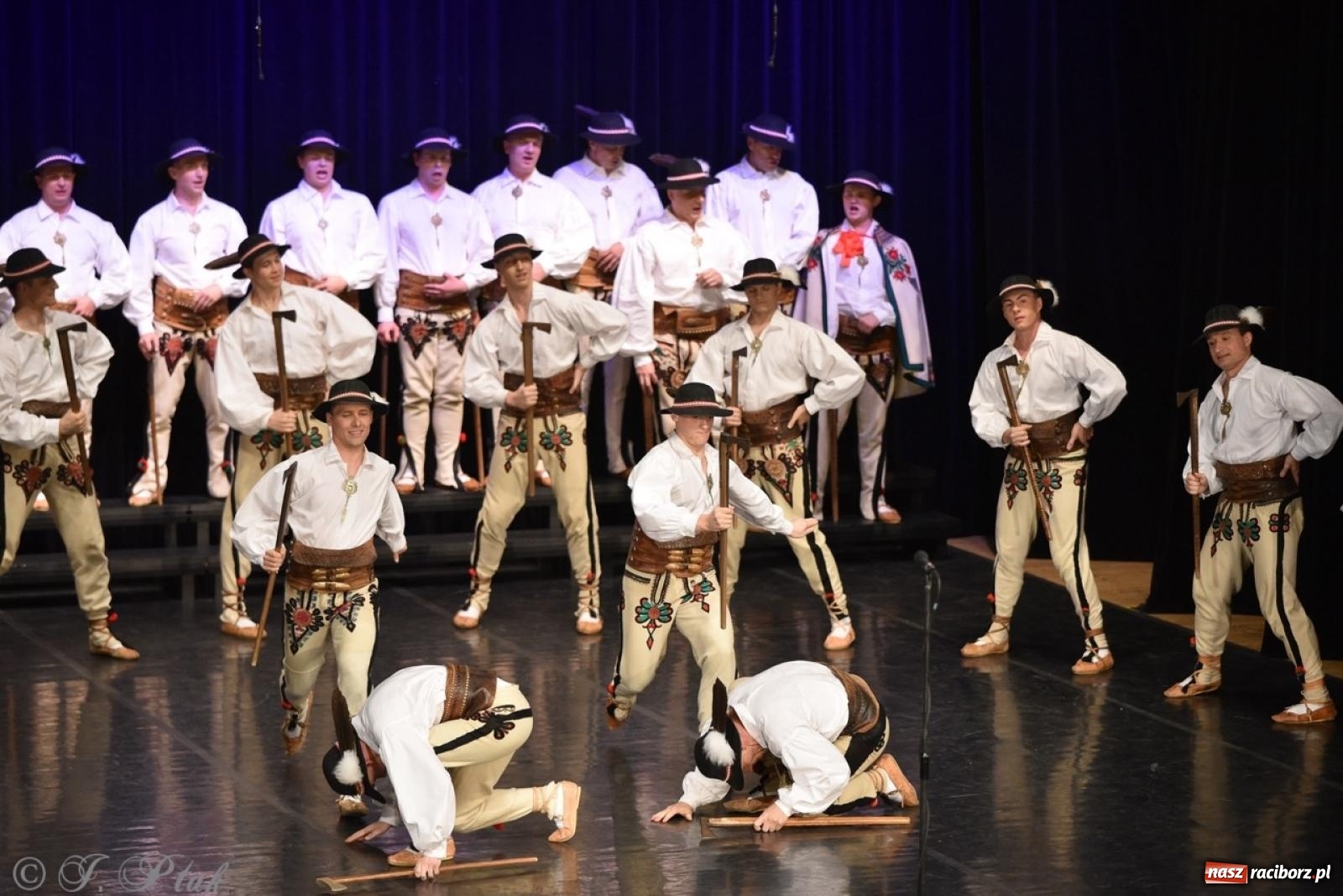 Zdjęcie w galerii na portalu naszraciborz.pl: ZPiT ŚLĄSK wrócił do Raciborza. Wyśmienity koncert na deskach RCK-u wiadomości z regionu