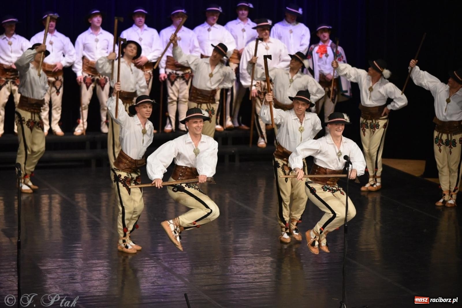 Zdjęcie w galerii na portalu naszraciborz.pl: ZPiT ŚLĄSK wrócił do Raciborza. Wyśmienity koncert na deskach RCK-u wiadomości z regionu