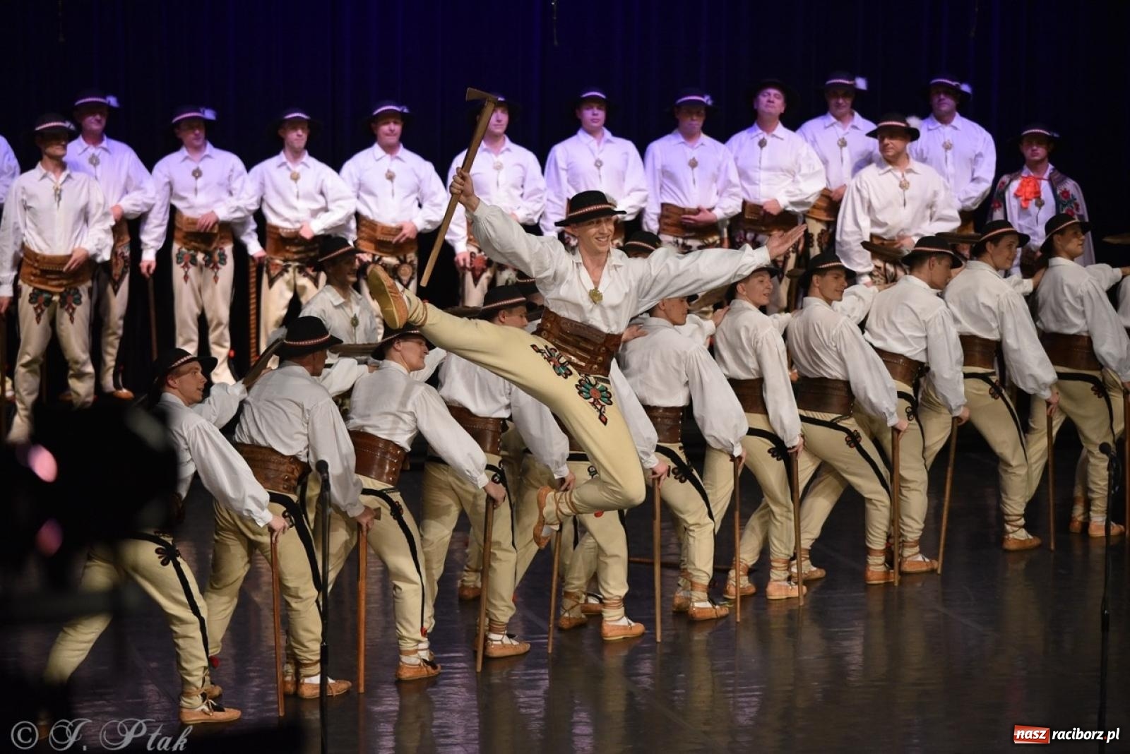 Zdjęcie w galerii na portalu naszraciborz.pl: ZPiT ŚLĄSK wrócił do Raciborza. Wyśmienity koncert na deskach RCK-u wiadomości z regionu