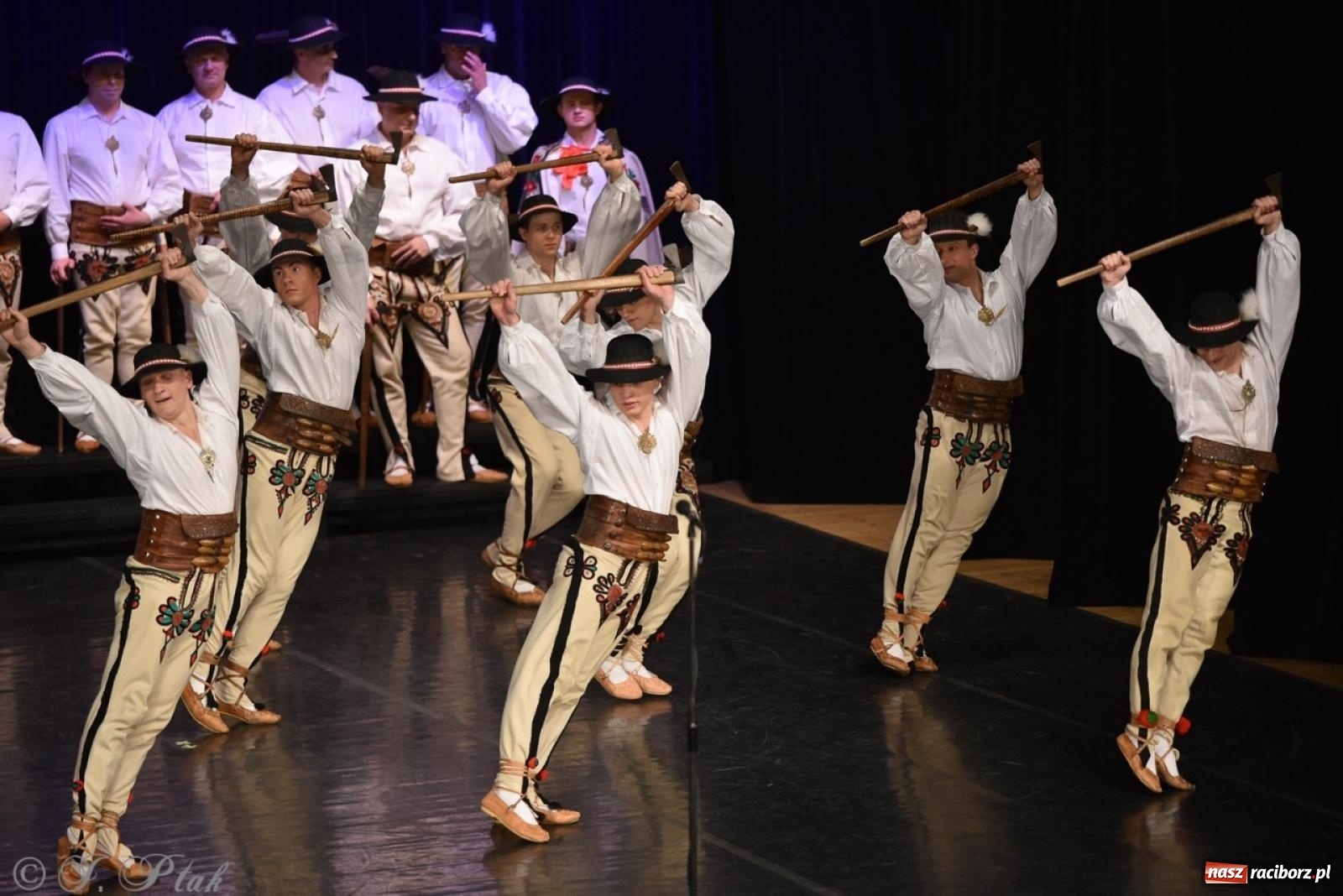 Zdjęcie w galerii na portalu naszraciborz.pl: ZPiT ŚLĄSK wrócił do Raciborza. Wyśmienity koncert na deskach RCK-u wiadomości z regionu