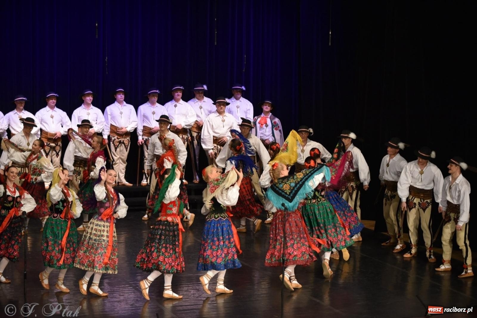 Zdjęcie w galerii na portalu naszraciborz.pl: ZPiT ŚLĄSK wrócił do Raciborza. Wyśmienity koncert na deskach RCK-u wiadomości z regionu