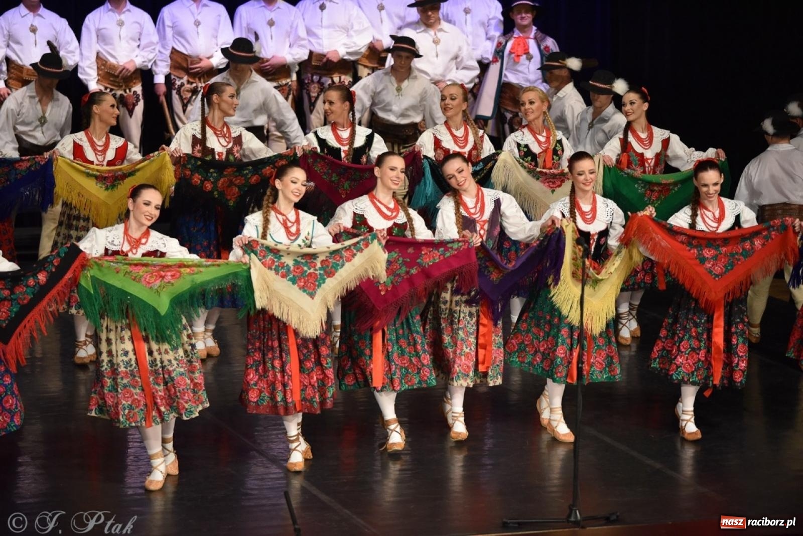 Zdjęcie w galerii na portalu naszraciborz.pl: ZPiT ŚLĄSK wrócił do Raciborza. Wyśmienity koncert na deskach RCK-u wiadomości z regionu