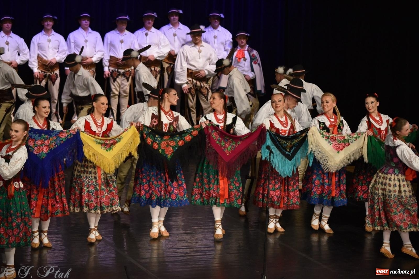 Zdjęcie w galerii na portalu naszraciborz.pl: ZPiT ŚLĄSK wrócił do Raciborza. Wyśmienity koncert na deskach RCK-u wiadomości z regionu