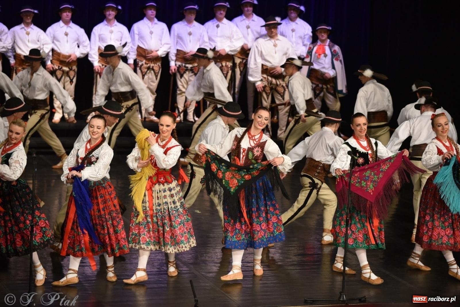 Zdjęcie w galerii na portalu naszraciborz.pl: ZPiT ŚLĄSK wrócił do Raciborza. Wyśmienity koncert na deskach RCK-u wiadomości z regionu