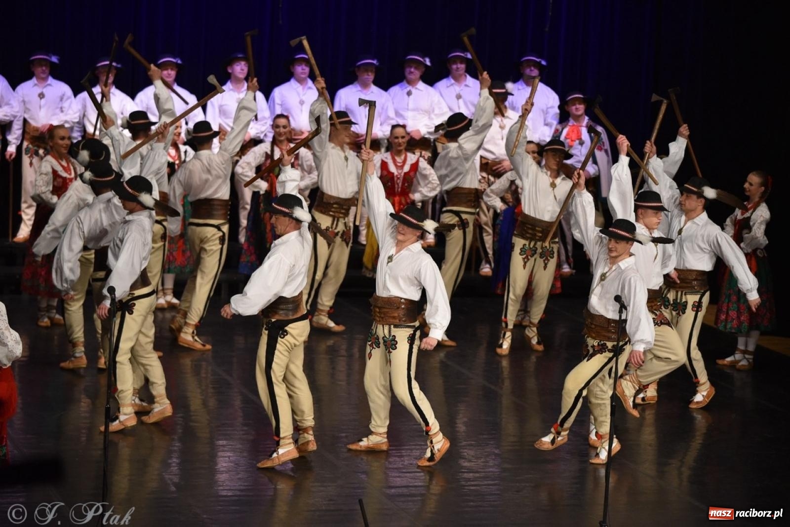 Zdjęcie w galerii na portalu naszraciborz.pl: ZPiT ŚLĄSK wrócił do Raciborza. Wyśmienity koncert na deskach RCK-u wiadomości z regionu