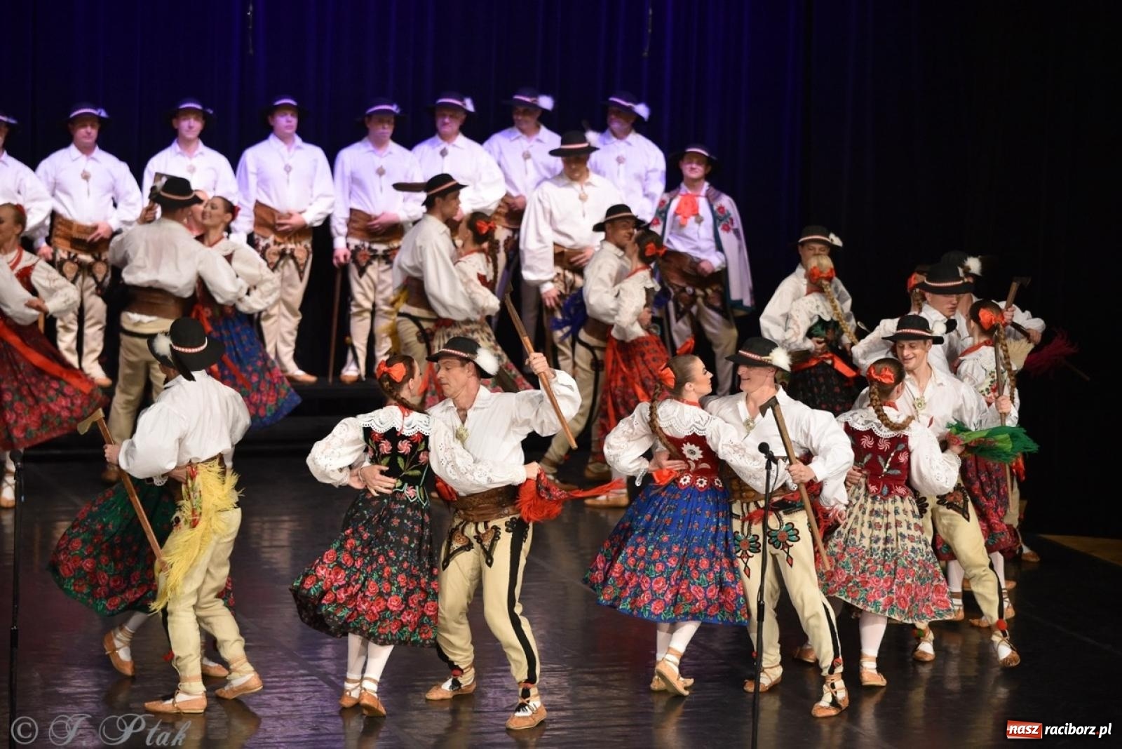 Zdjęcie w galerii na portalu naszraciborz.pl: ZPiT ŚLĄSK wrócił do Raciborza. Wyśmienity koncert na deskach RCK-u wiadomości z regionu