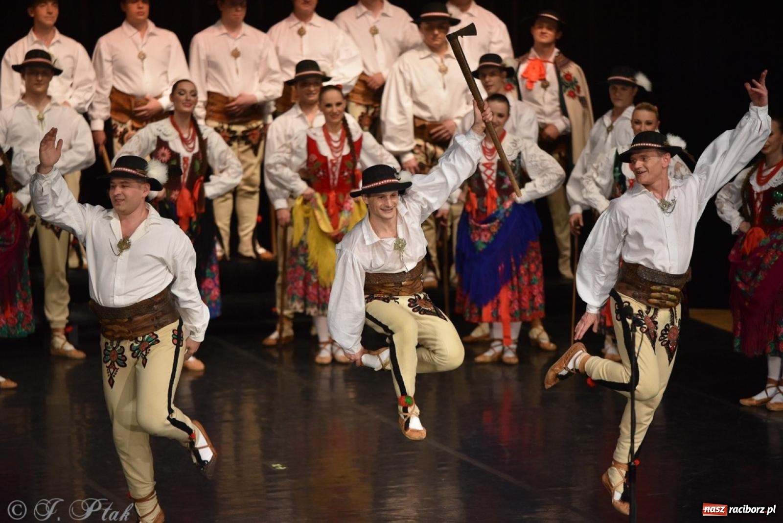 Zdjęcie w galerii na portalu naszraciborz.pl: ZPiT ŚLĄSK wrócił do Raciborza. Wyśmienity koncert na deskach RCK-u wiadomości z regionu