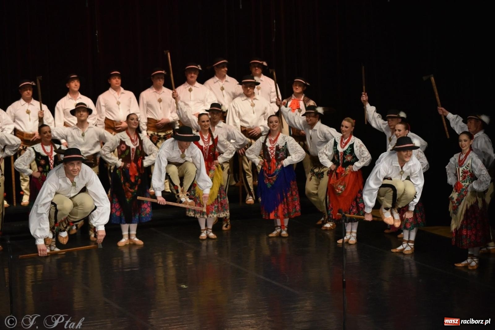 Zdjęcie w galerii na portalu naszraciborz.pl: ZPiT ŚLĄSK wrócił do Raciborza. Wyśmienity koncert na deskach RCK-u wiadomości z regionu