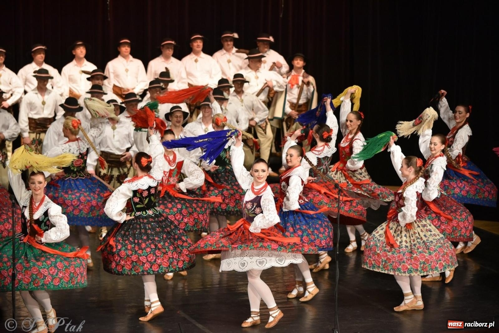 Zdjęcie w galerii na portalu naszraciborz.pl: ZPiT ŚLĄSK wrócił do Raciborza. Wyśmienity koncert na deskach RCK-u wiadomości z regionu