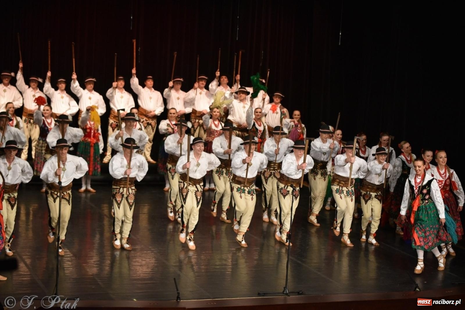 Zdjęcie w galerii na portalu naszraciborz.pl: ZPiT ŚLĄSK wrócił do Raciborza. Wyśmienity koncert na deskach RCK-u wiadomości z regionu
