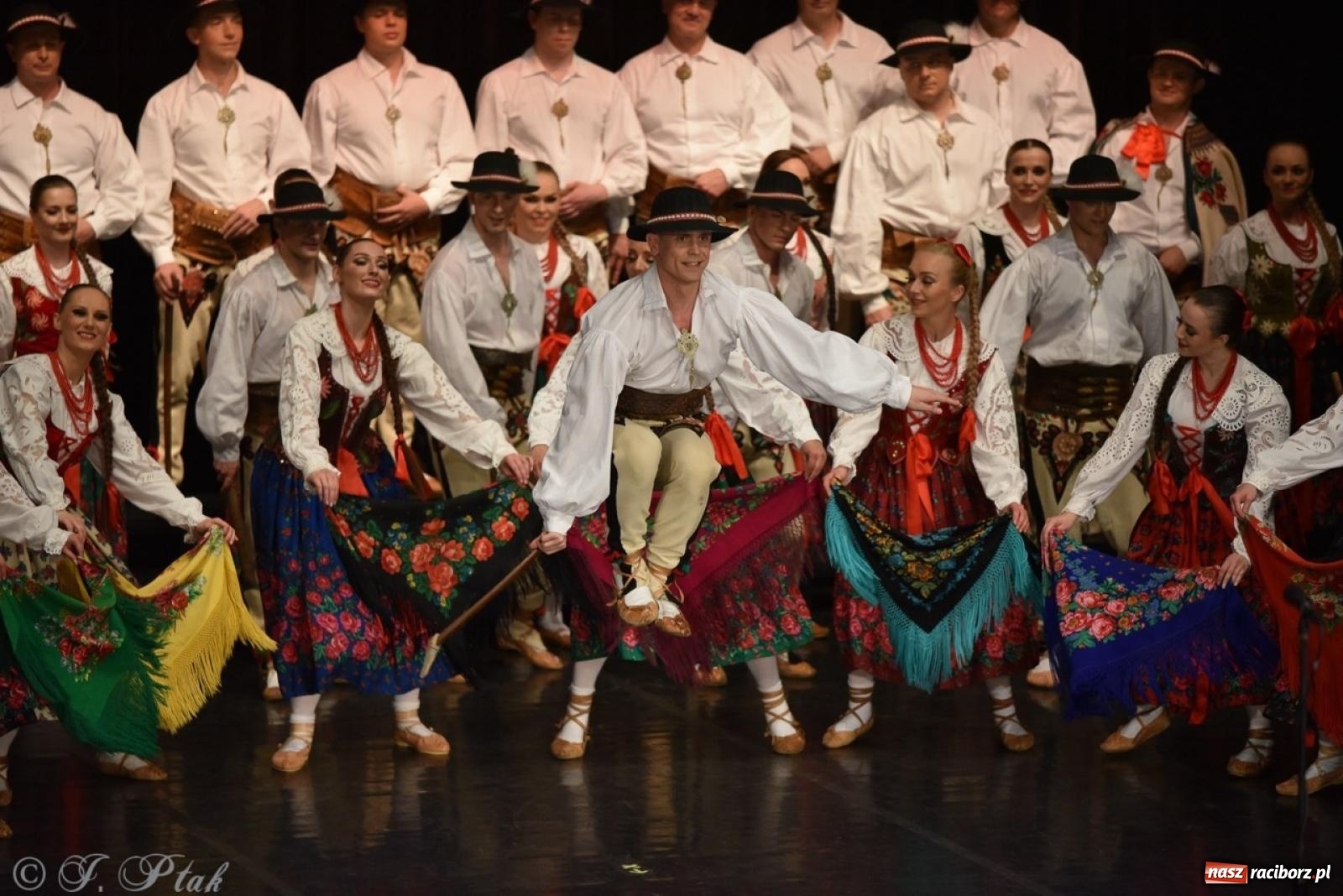 Zdjęcie w galerii na portalu naszraciborz.pl: ZPiT ŚLĄSK wrócił do Raciborza. Wyśmienity koncert na deskach RCK-u wiadomości z regionu