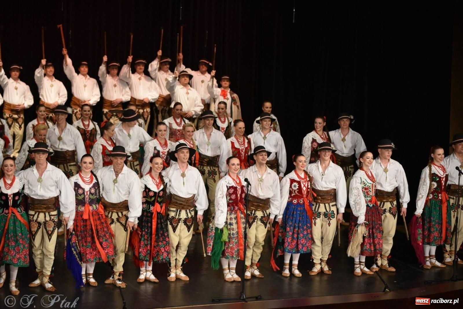 Zdjęcie w galerii na portalu naszraciborz.pl: ZPiT ŚLĄSK wrócił do Raciborza. Wyśmienity koncert na deskach RCK-u wiadomości z regionu