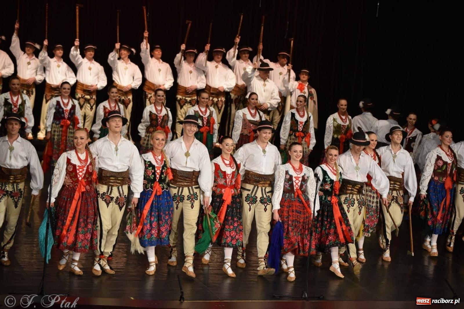 Zdjęcie w galerii na portalu naszraciborz.pl: ZPiT ŚLĄSK wrócił do Raciborza. Wyśmienity koncert na deskach RCK-u wiadomości z regionu