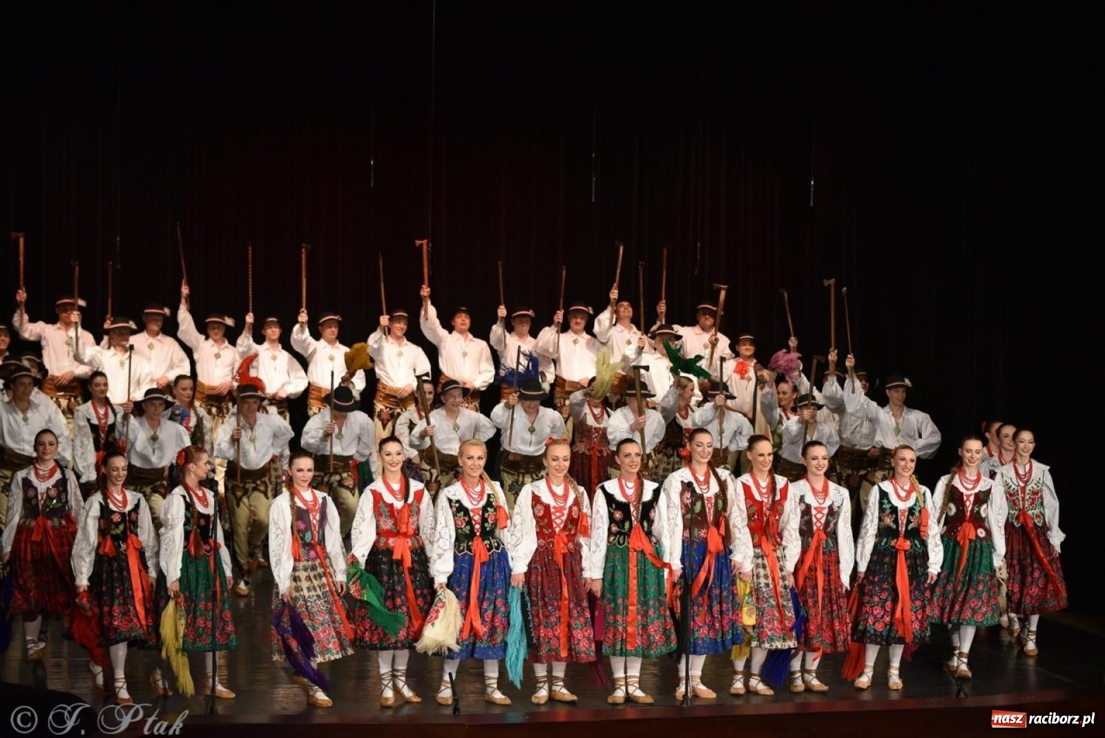 Zdjęcie w galerii na portalu naszraciborz.pl: ZPiT ŚLĄSK wrócił do Raciborza. Wyśmienity koncert na deskach RCK-u wiadomości z regionu