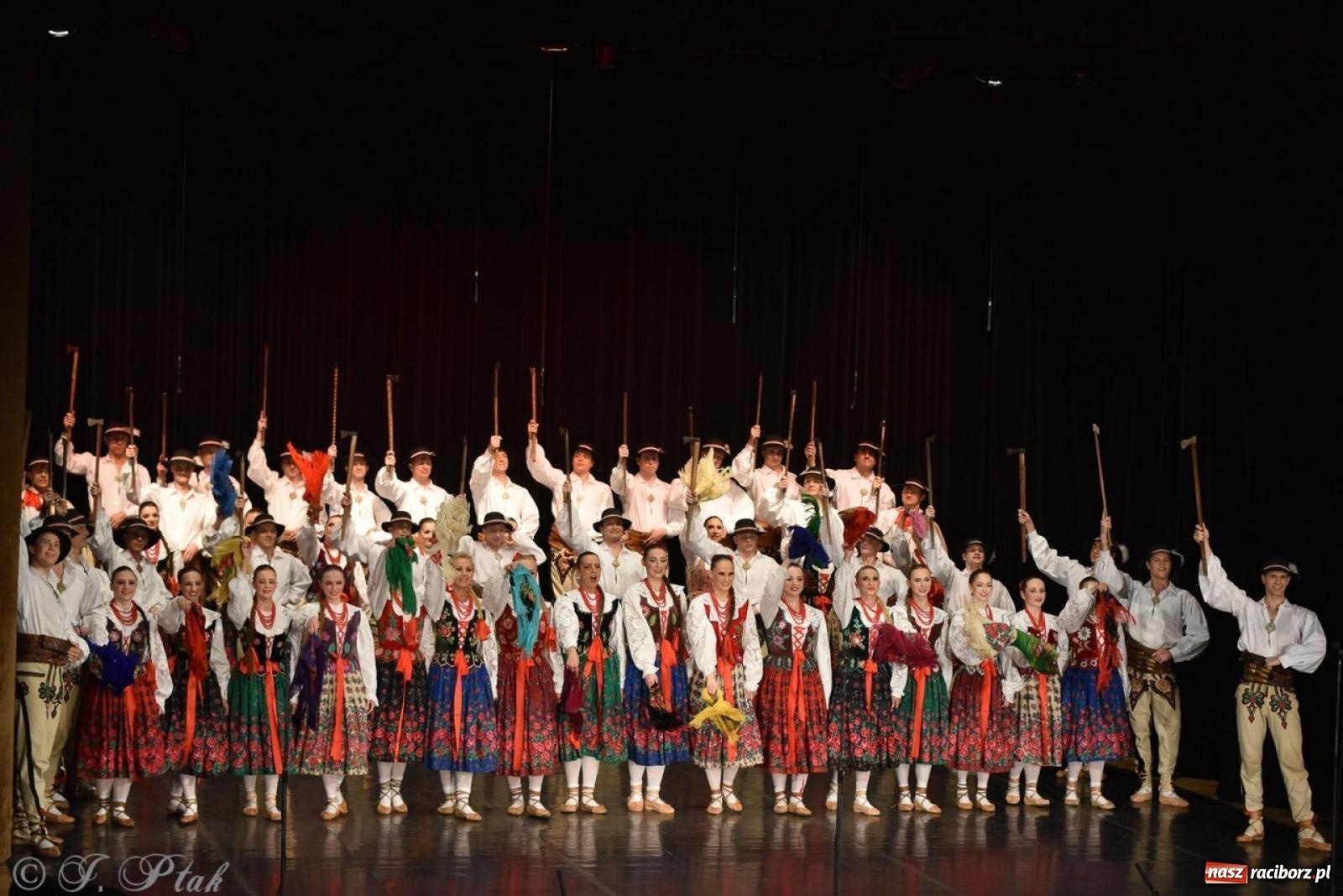 Zdjęcie w galerii na portalu naszraciborz.pl: ZPiT ŚLĄSK wrócił do Raciborza. Wyśmienity koncert na deskach RCK-u wiadomości z regionu