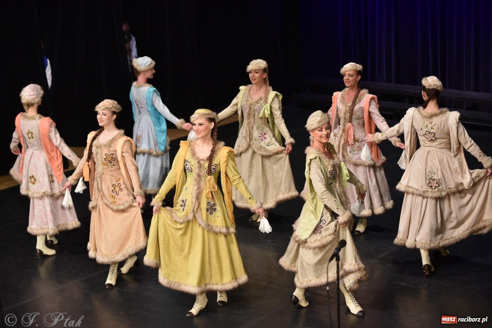 Zdjęcie w galerii na portalu naszraciborz.pl: ZPiT ŚLĄSK wrócił do Raciborza. Wyśmienity koncert na deskach RCK-u wiadomości z regionu