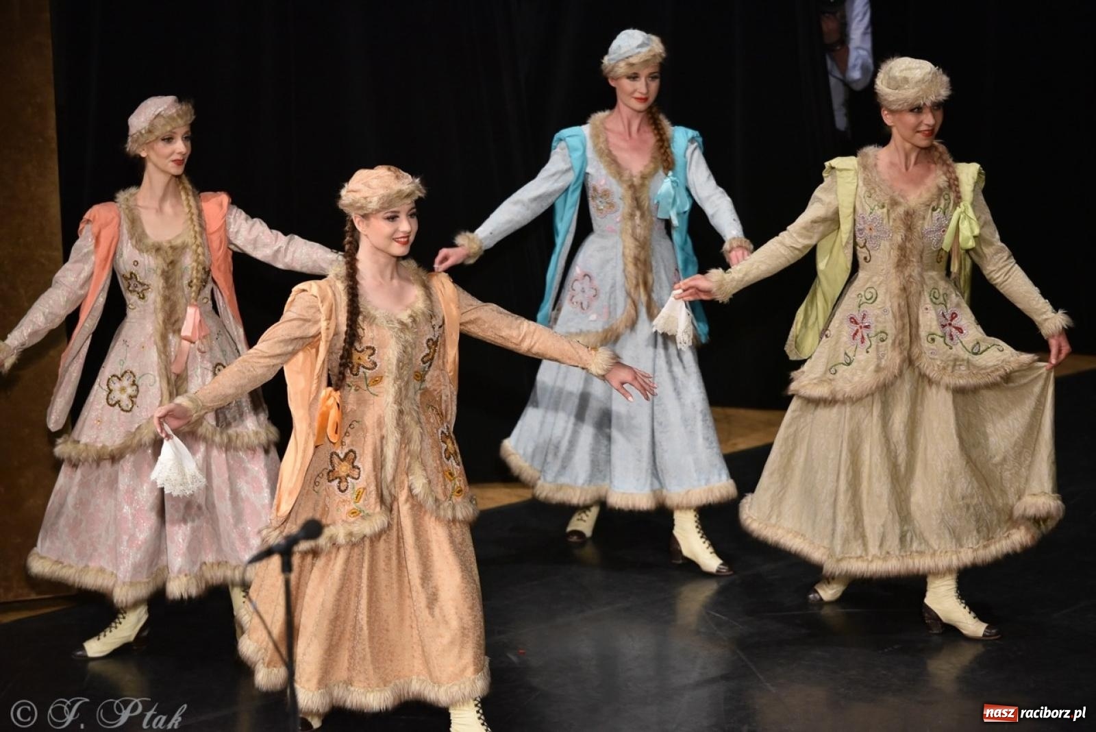 Zdjęcie w galerii na portalu naszraciborz.pl: ZPiT ŚLĄSK wrócił do Raciborza. Wyśmienity koncert na deskach RCK-u wiadomości z regionu