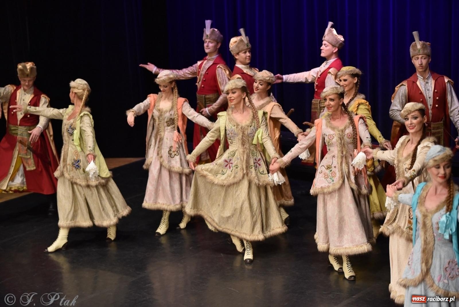 Zdjęcie w galerii na portalu naszraciborz.pl: ZPiT ŚLĄSK wrócił do Raciborza. Wyśmienity koncert na deskach RCK-u wiadomości z regionu