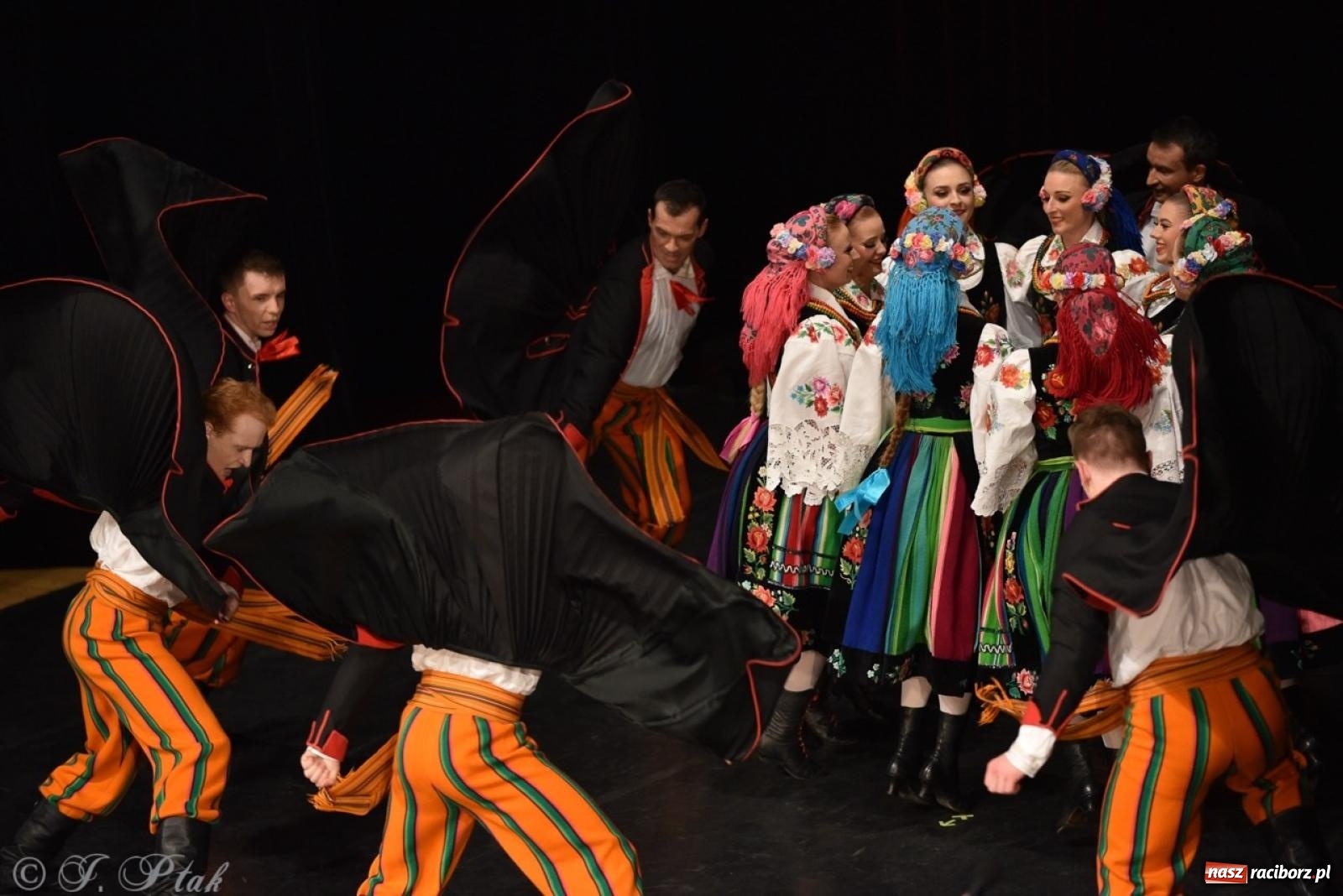 Zdjęcie w galerii na portalu naszraciborz.pl: ZPiT ŚLĄSK wrócił do Raciborza. Wyśmienity koncert na deskach RCK-u wiadomości z regionu