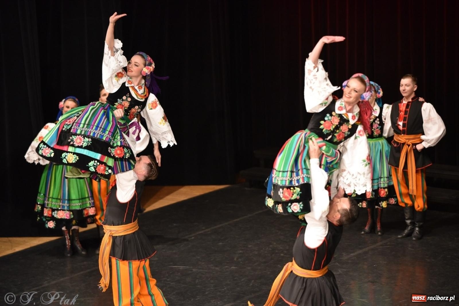 Zdjęcie w galerii na portalu naszraciborz.pl: ZPiT ŚLĄSK wrócił do Raciborza. Wyśmienity koncert na deskach RCK-u wiadomości z regionu