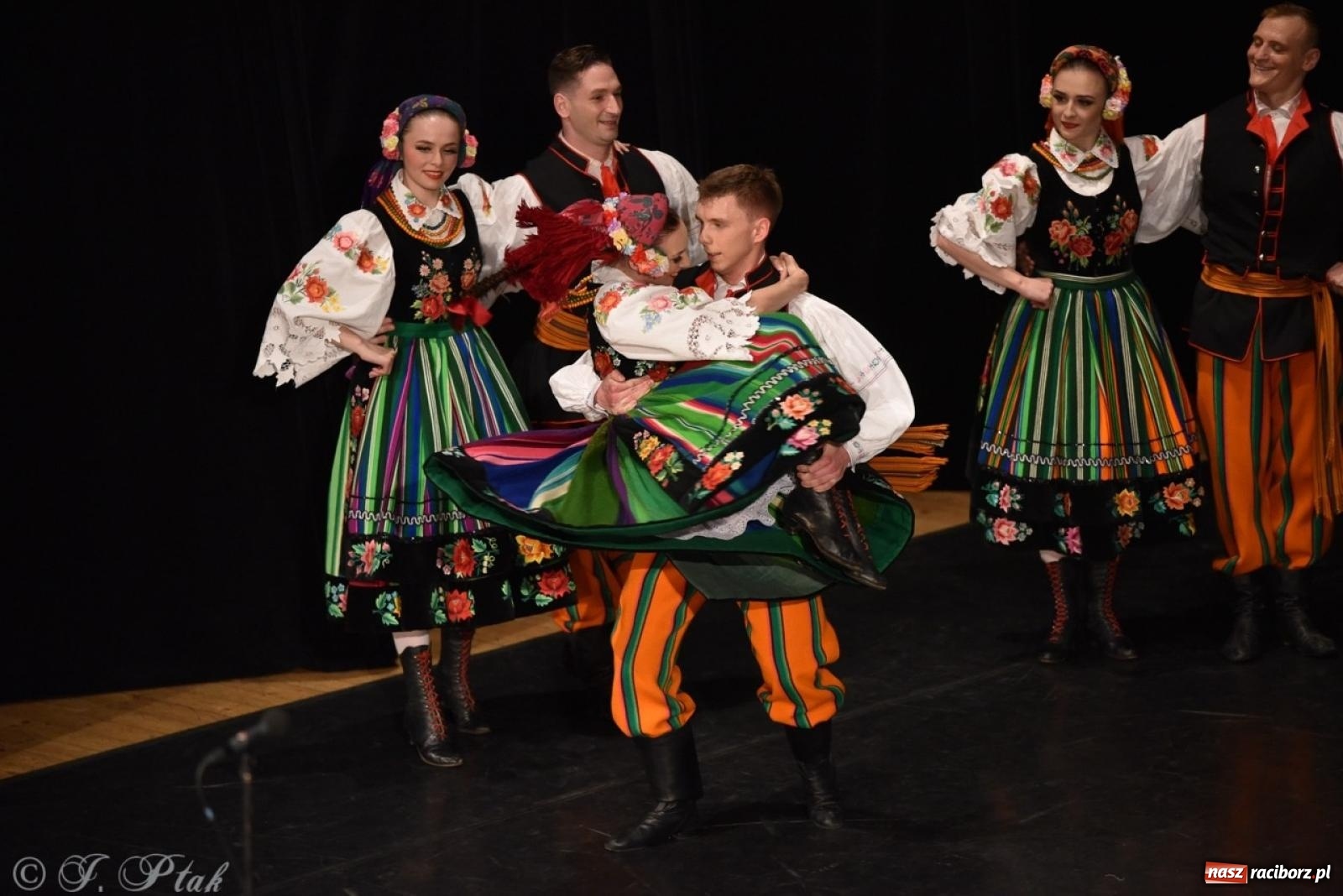 Zdjęcie w galerii na portalu naszraciborz.pl: ZPiT ŚLĄSK wrócił do Raciborza. Wyśmienity koncert na deskach RCK-u wiadomości z regionu