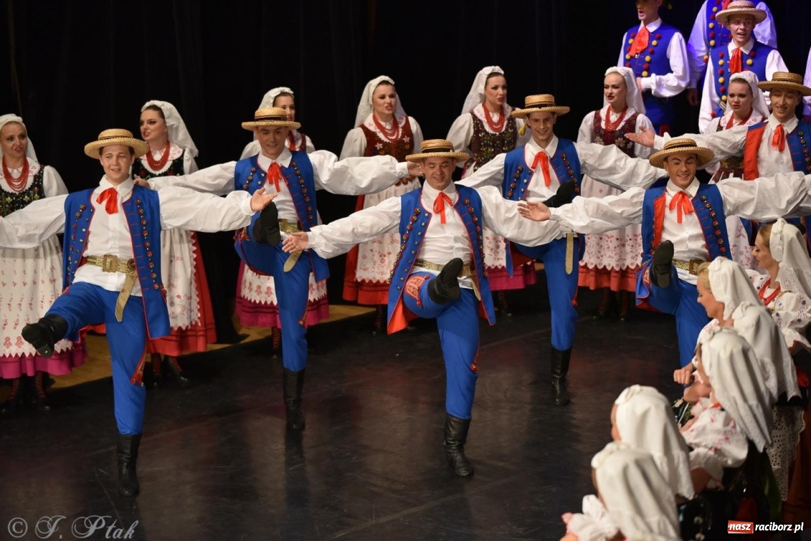 Zdjęcie w galerii na portalu naszraciborz.pl: ZPiT ŚLĄSK wrócił do Raciborza. Wyśmienity koncert na deskach RCK-u wiadomości z regionu