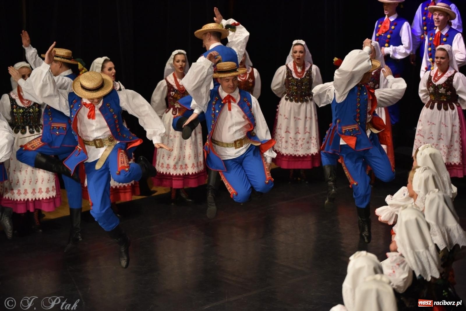 Zdjęcie w galerii na portalu naszraciborz.pl: ZPiT ŚLĄSK wrócił do Raciborza. Wyśmienity koncert na deskach RCK-u wiadomości z regionu